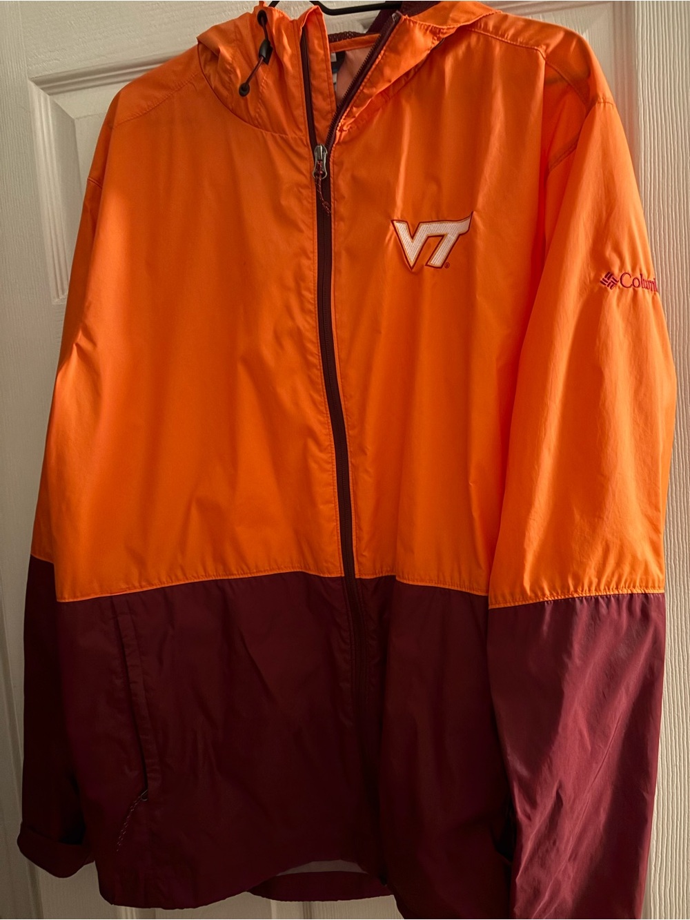 Columbia Two-Tone VT Packable Hooded Windbreaker - Orange & Burgundy. Large.